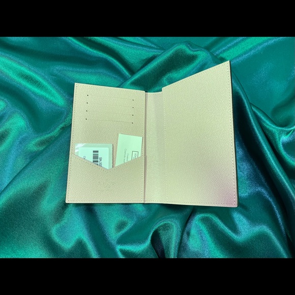 Brand new LV 2020 Christmas Passport Holder - Picture 2 of 7